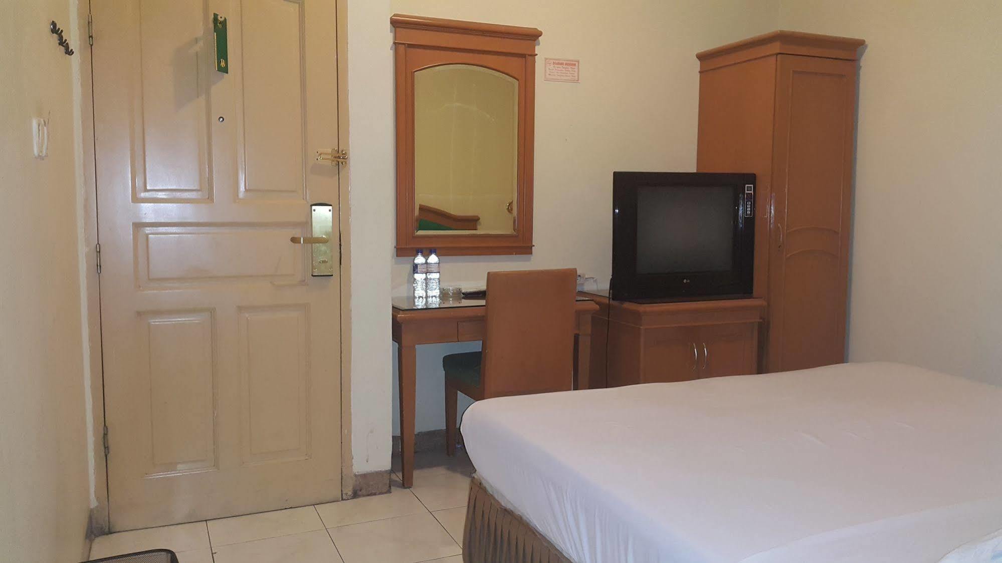 Hotel Maricaya Makassar Extérieur photo